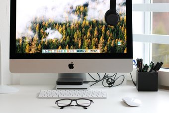 Mac en el escritorio con la pantalla del escritorio abierta